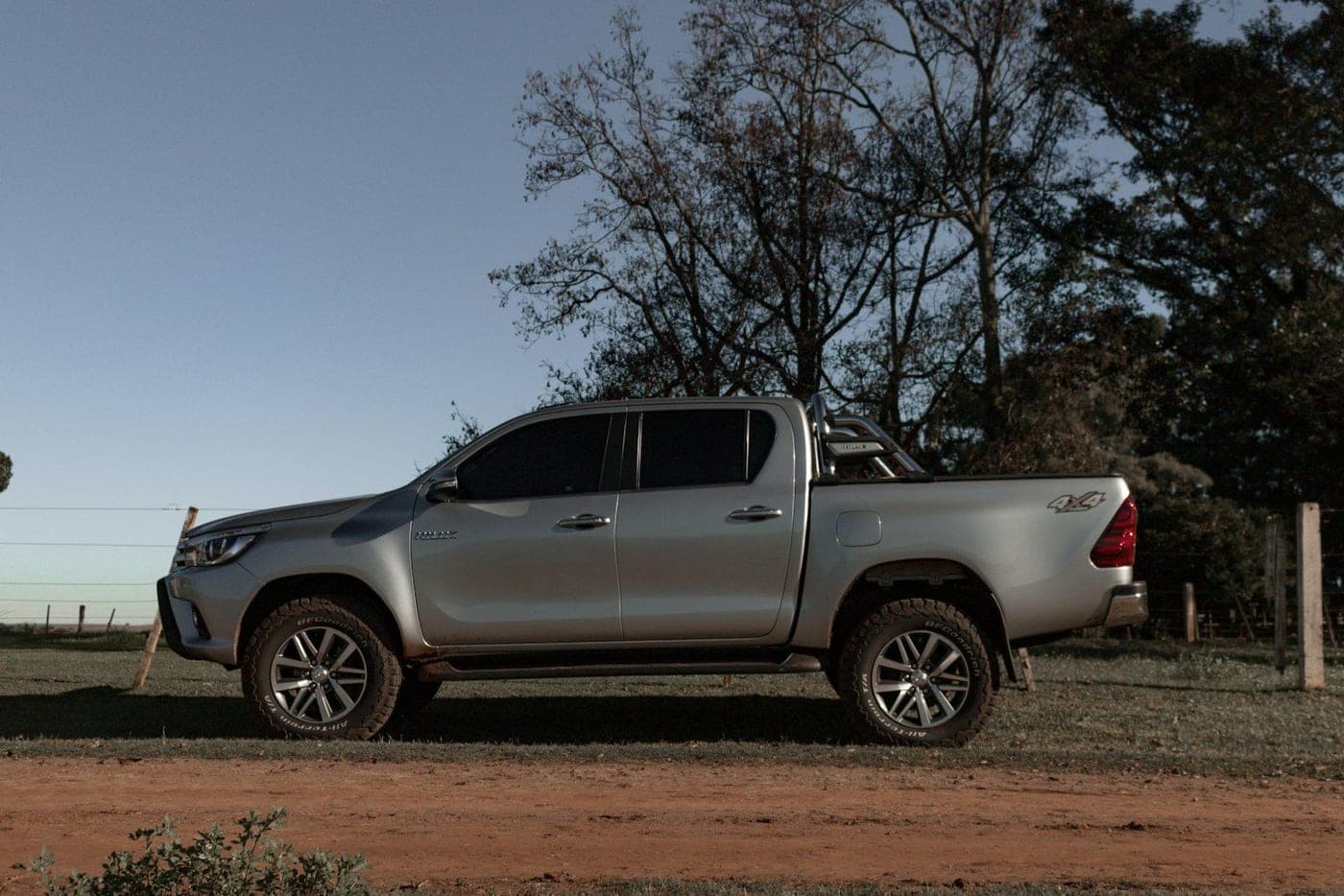 Toyota Hilux gris sur une piste